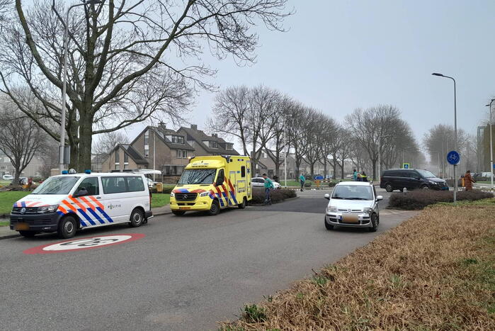 Flinke schade bij botsing tussen taxi en auto