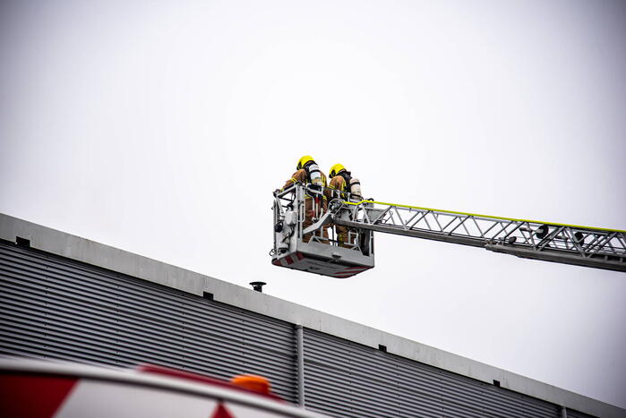 Zwarte rookwolken uit bedrijfsverzamelgebouw