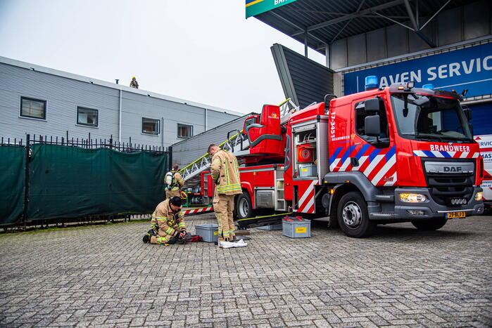 Zwarte rookwolken uit bedrijfsverzamelgebouw