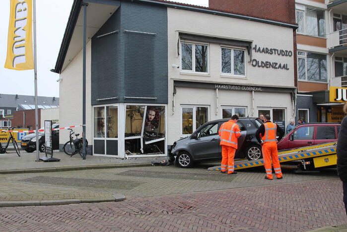 Personenauto rijdt tegen gebouw aan