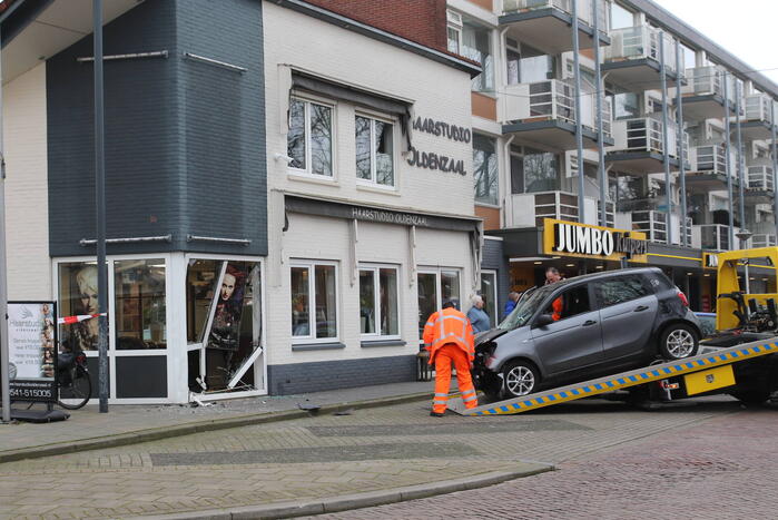 Personenauto rijdt tegen gebouw aan