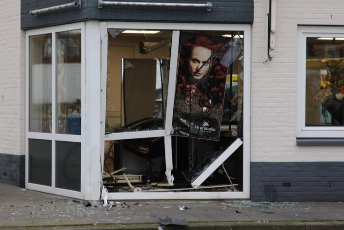 Personenauto rijdt tegen gebouw aan