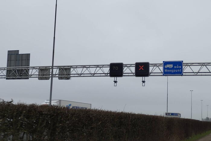 Personenauto klapt bovenop vrachtwagen