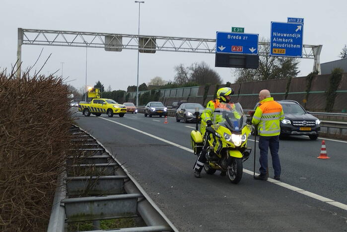 Personenauto klapt bovenop vrachtwagen