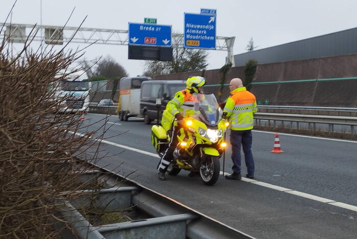 Personenauto klapt bovenop vrachtwagen