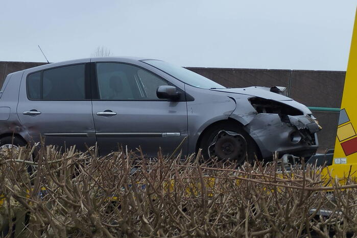 Personenauto klapt bovenop vrachtwagen