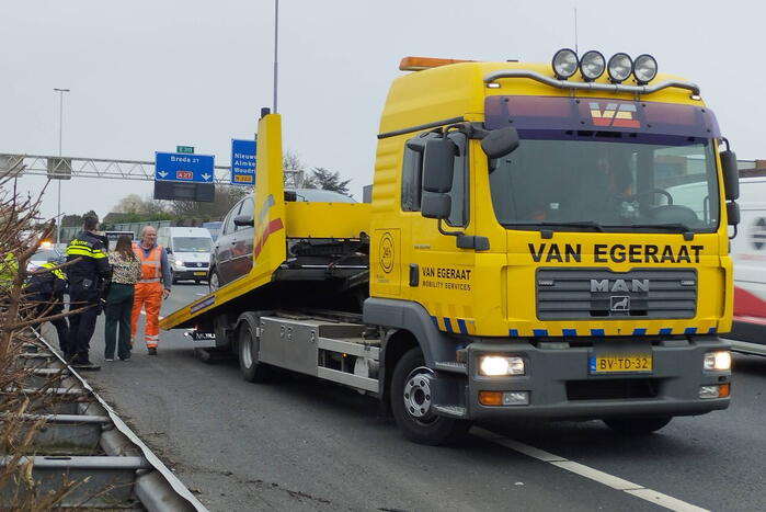 Personenauto klapt bovenop vrachtwagen