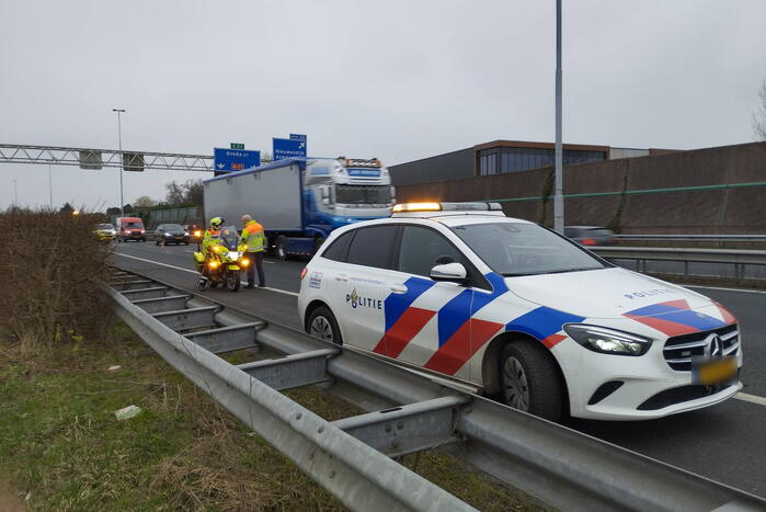Personenauto klapt bovenop vrachtwagen