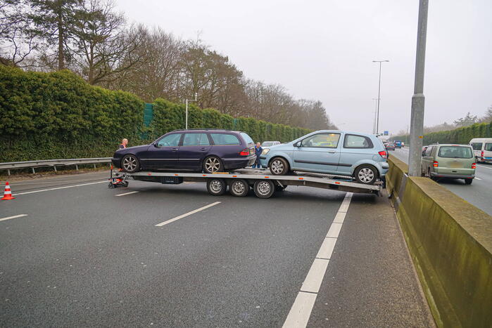 Snelweg afgesloten door geschaarde aanhanger