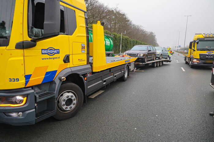 Snelweg afgesloten door geschaarde aanhanger