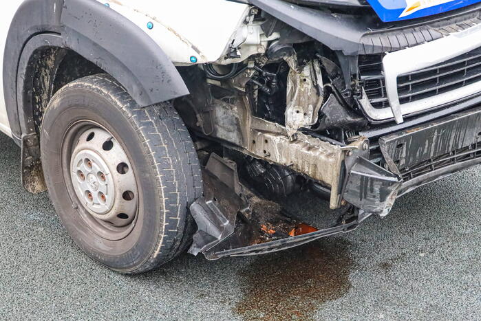 Snelweg afgesloten door geschaarde aanhanger