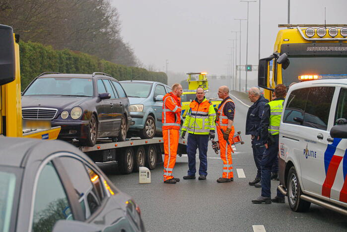 Snelweg afgesloten door geschaarde aanhanger