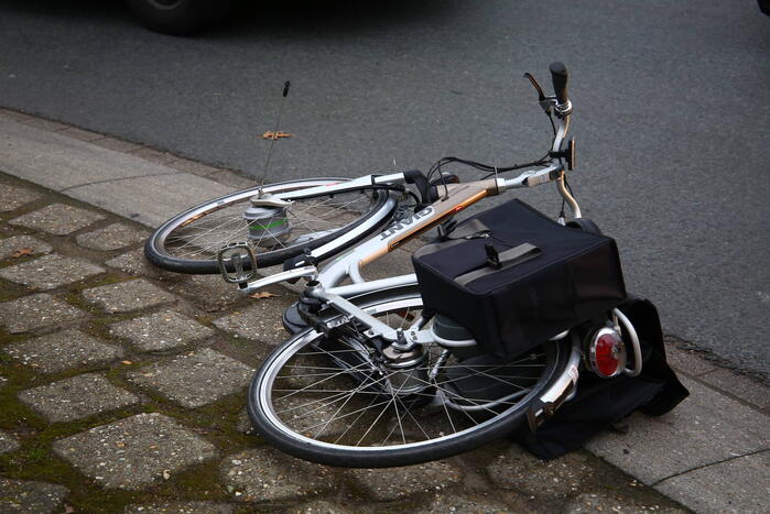 Fietser gewond bij botsing met bestelbus