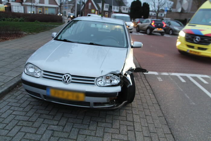 Twee auto's beschadigd bij ongeval, bestuurder onder invloed