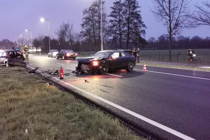 Flinke ravage na ongeval met drie voertuigen