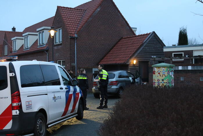 Automobilist rijdt door muur, kind raakt gewond