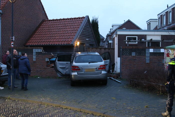 Automobilist rijdt door muur, kind raakt gewond