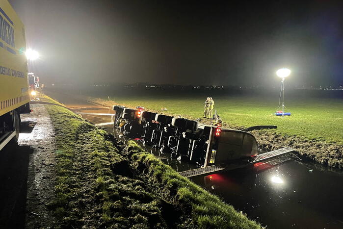 Vrachtwagen belandt op zijn kant in sloot