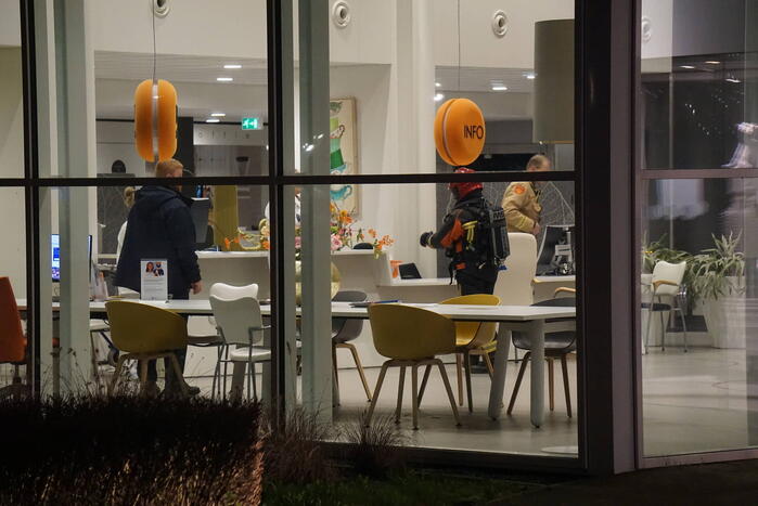 Brandweer zet keramiekoven naar buiten