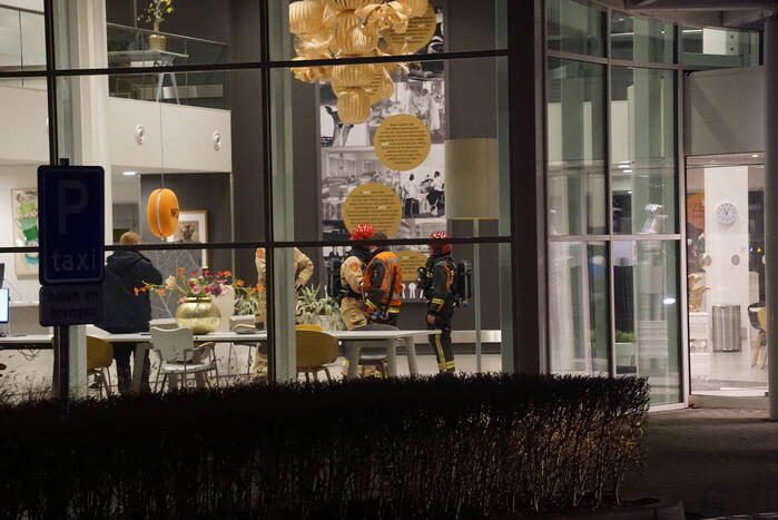 Brandweer zet keramiekoven naar buiten