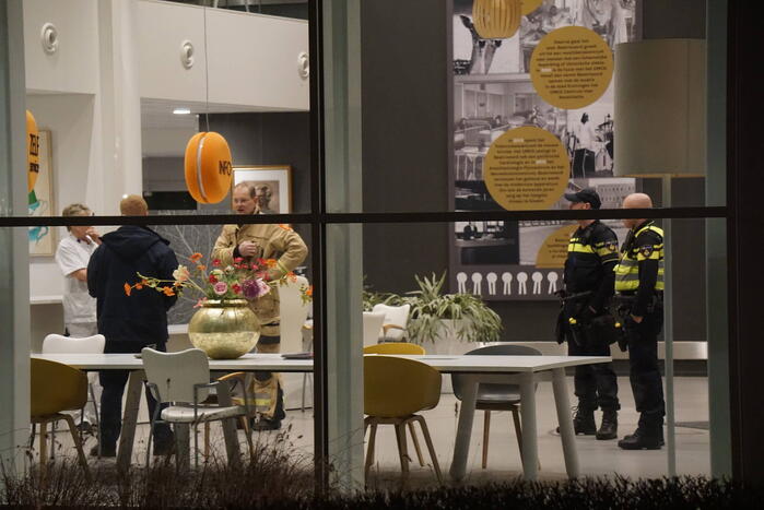 Brandweer zet keramiekoven naar buiten