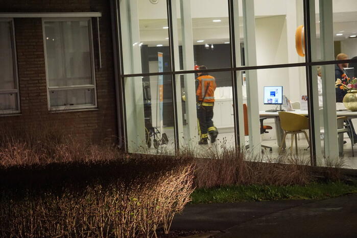 Brandweer zet keramiekoven naar buiten