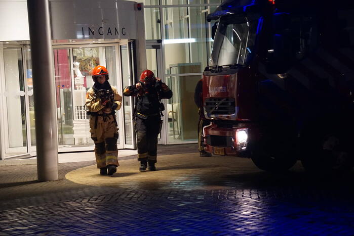 Brandweer zet keramiekoven naar buiten
