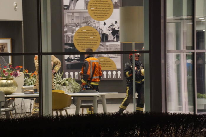 Brandweer zet keramiekoven naar buiten