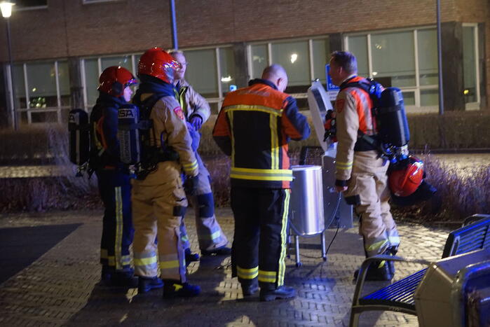 Brandweer zet keramiekoven naar buiten