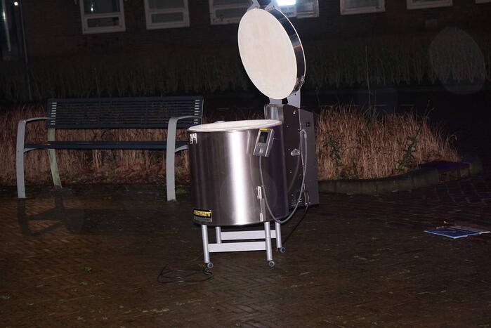 Brandweer zet keramiekoven naar buiten