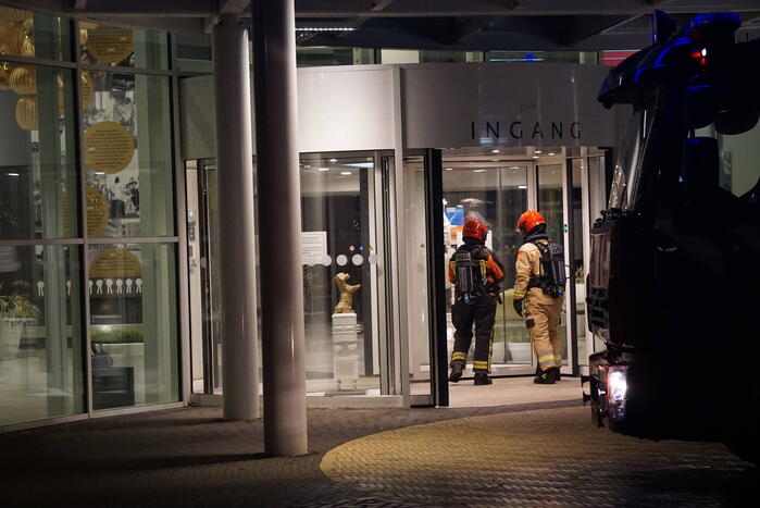 Brandweer zet keramiekoven naar buiten