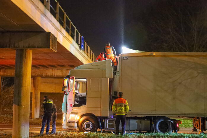 Te hoge vrachtwagen klem onder viaduct