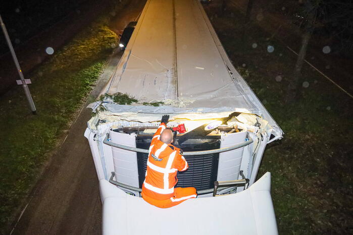 Te hoge vrachtwagen klem onder viaduct