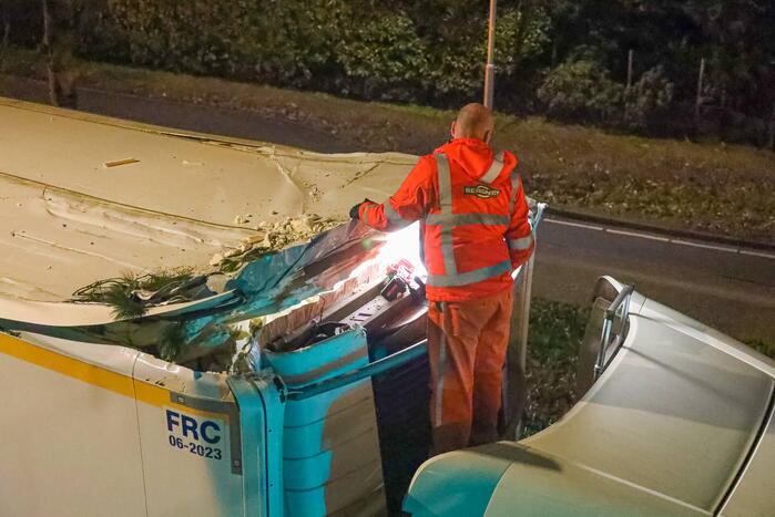Te hoge vrachtwagen klem onder viaduct