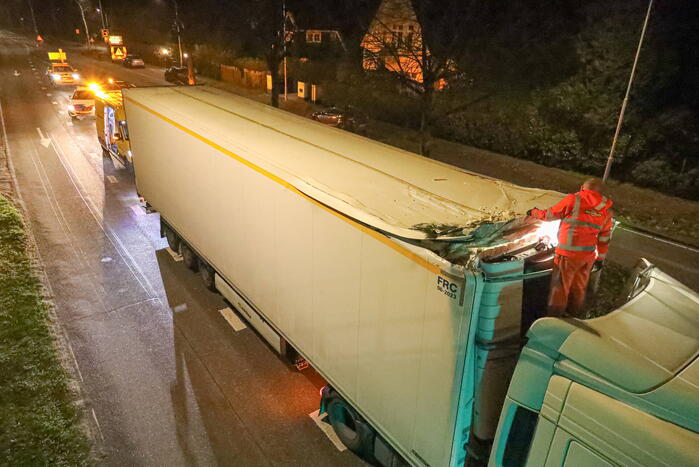 Te hoge vrachtwagen klem onder viaduct