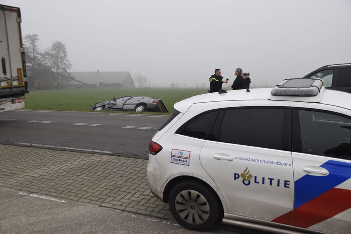 Auto belandt in sloot bij botsing met bestelbus