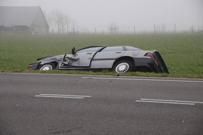 Auto belandt in sloot bij botsing met bestelbus