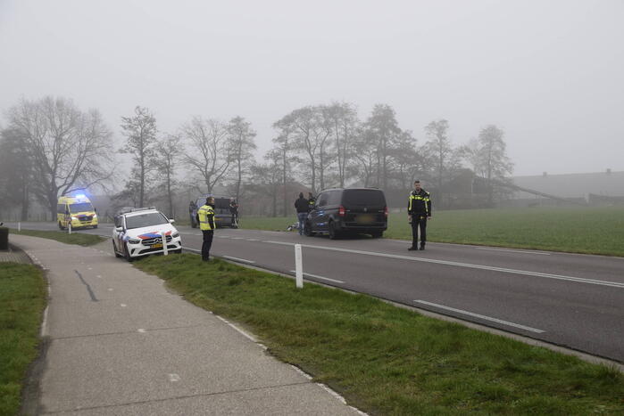 Auto belandt in sloot bij botsing met bestelbus