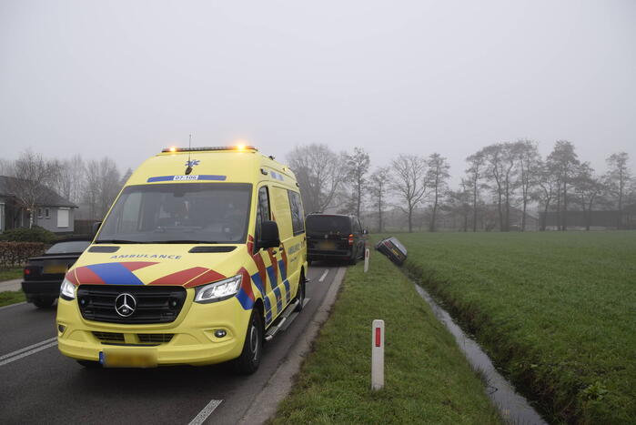 Auto belandt in sloot bij botsing met bestelbus