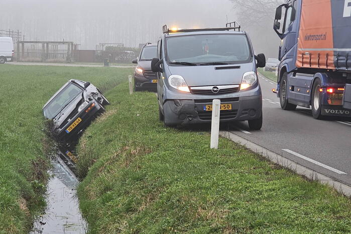 Auto belandt in sloot bij botsing met bestelbus
