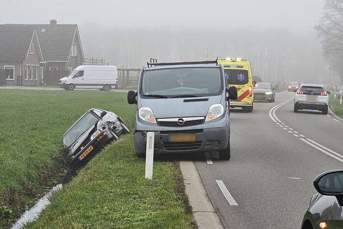 Auto belandt in sloot bij botsing met bestelbus