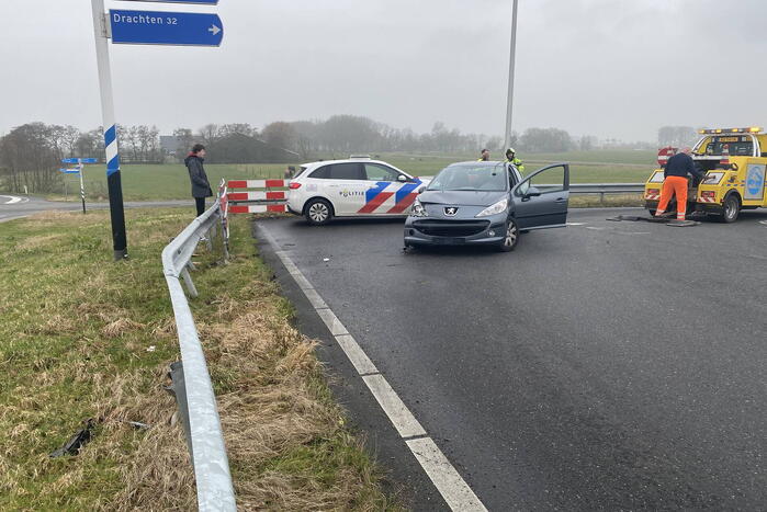 Automobilist botst tegen vangrail