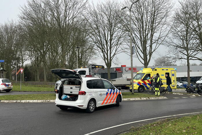Scooterrijder gewond naar het ziekenhuis na aanrijding