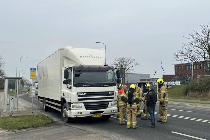 Brandweerlieden doen onderzoek bij vrachtwagen