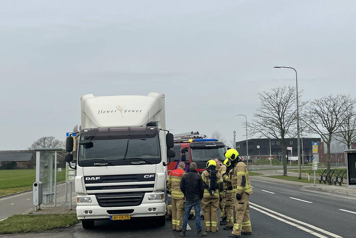 Brandweerlieden doen onderzoek bij vrachtwagen