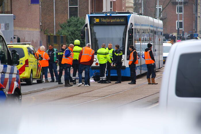 Fietser belandt onder tram