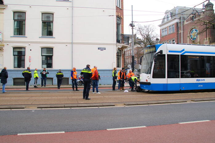 Fietser belandt onder tram