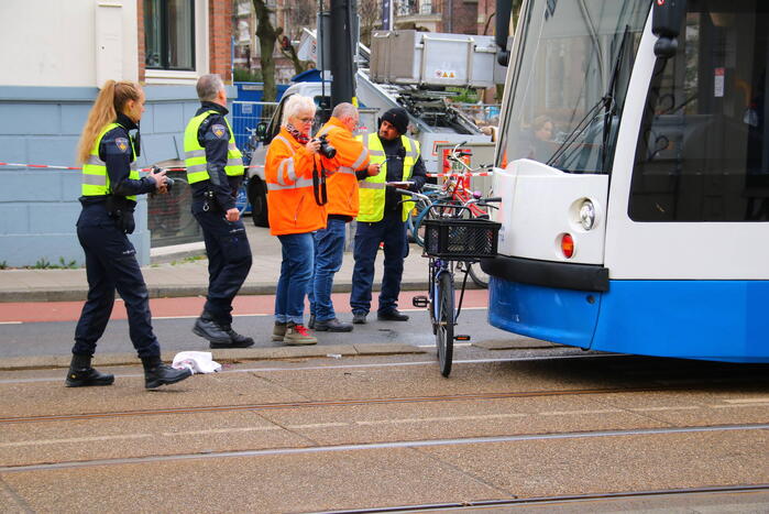 Fietser belandt onder tram