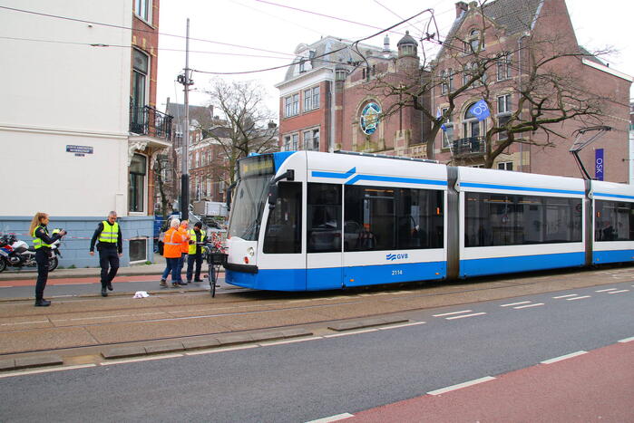 Fietser belandt onder tram