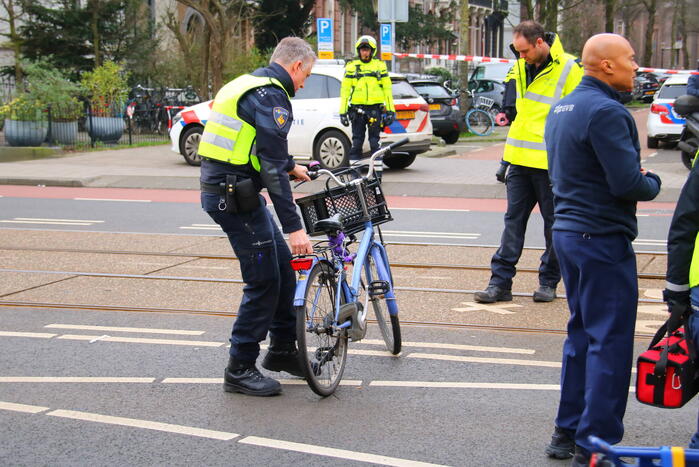 Fietser belandt onder tram